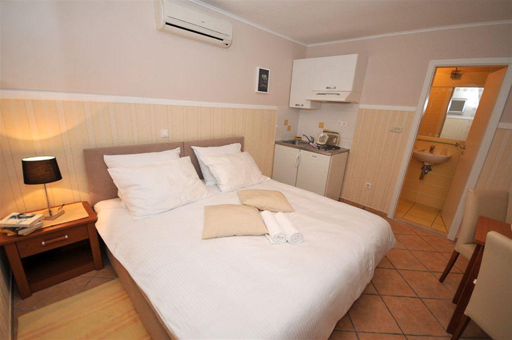 Apartments & Rooms Buble โตรกีร์ ภายนอก รูปภาพ
