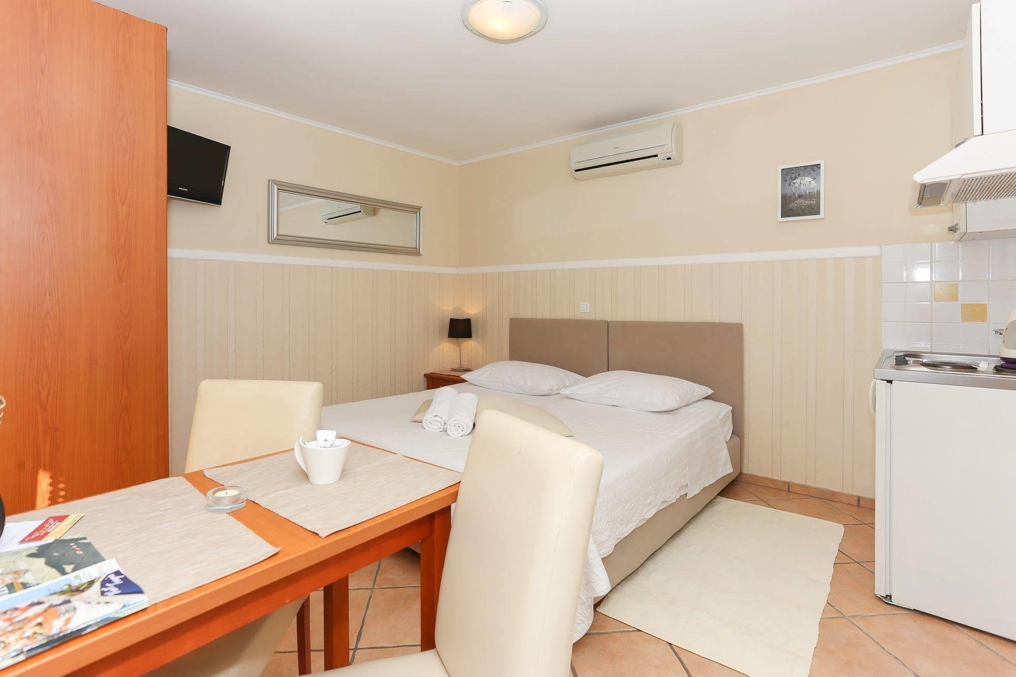 Apartments & Rooms Buble โตรกีร์ ภายนอก รูปภาพ