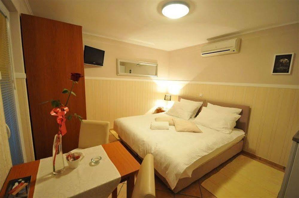 Apartments & Rooms Buble โตรกีร์ ภายนอก รูปภาพ